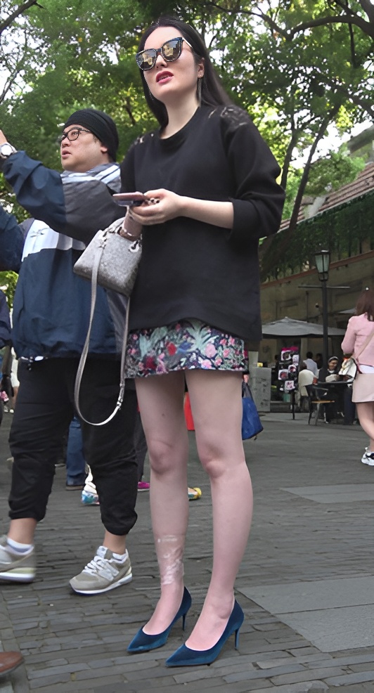 长发白嫩裸腿小姐姐[1.24G/MP4]