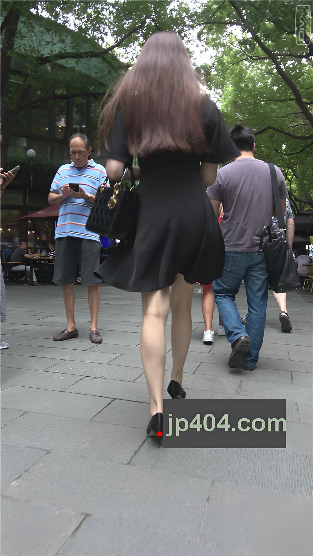 漂亮的黑色连衣裙美女[999M/MP4]