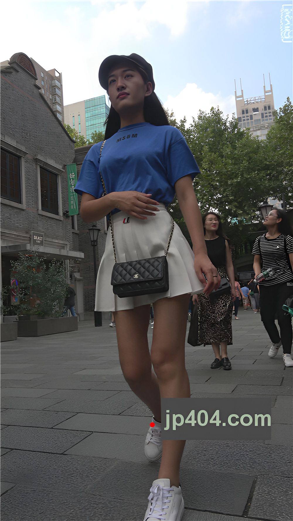 漂亮的白色短裙小姐姐[1.41G/MP4]