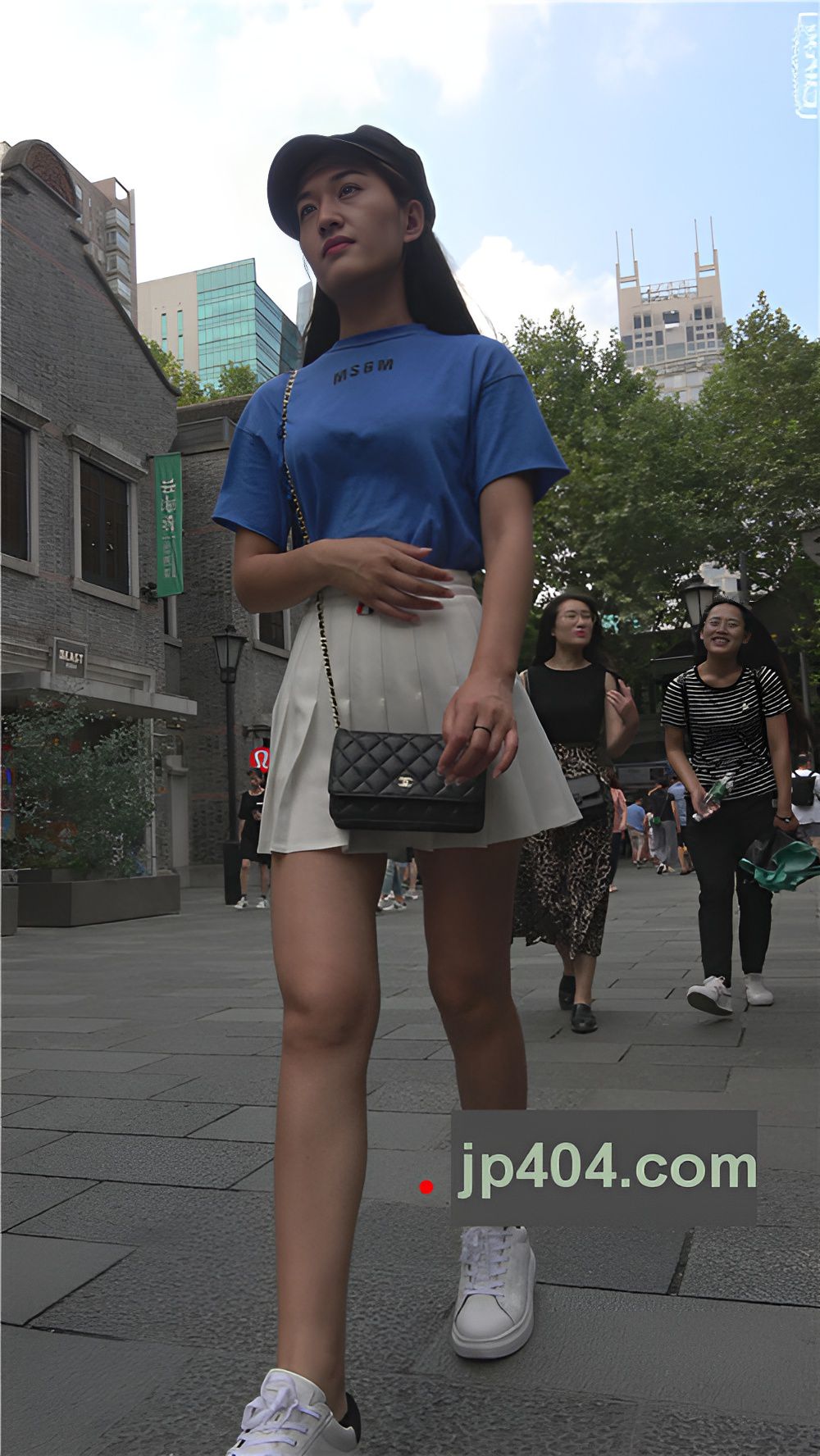 漂亮的白色短裙小姐姐[1.41G/MP4]