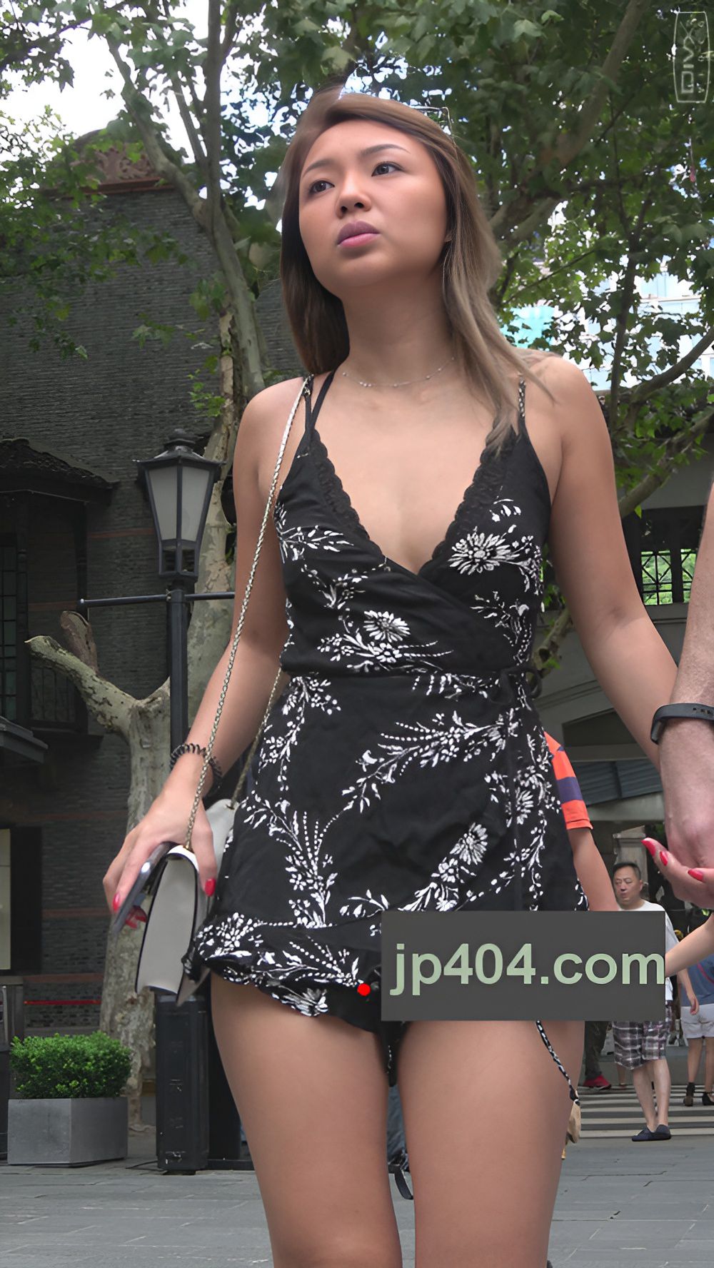 吊带低胸装小姐姐[1G/MP4]