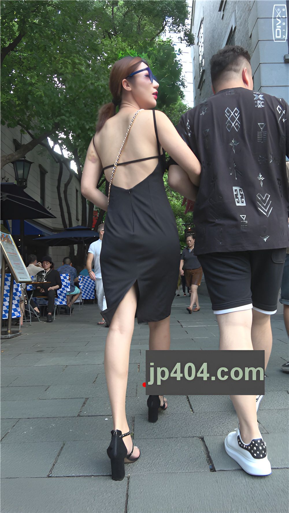 黑色连体吊带包臀开叉裙美女[1.32G/MP4]