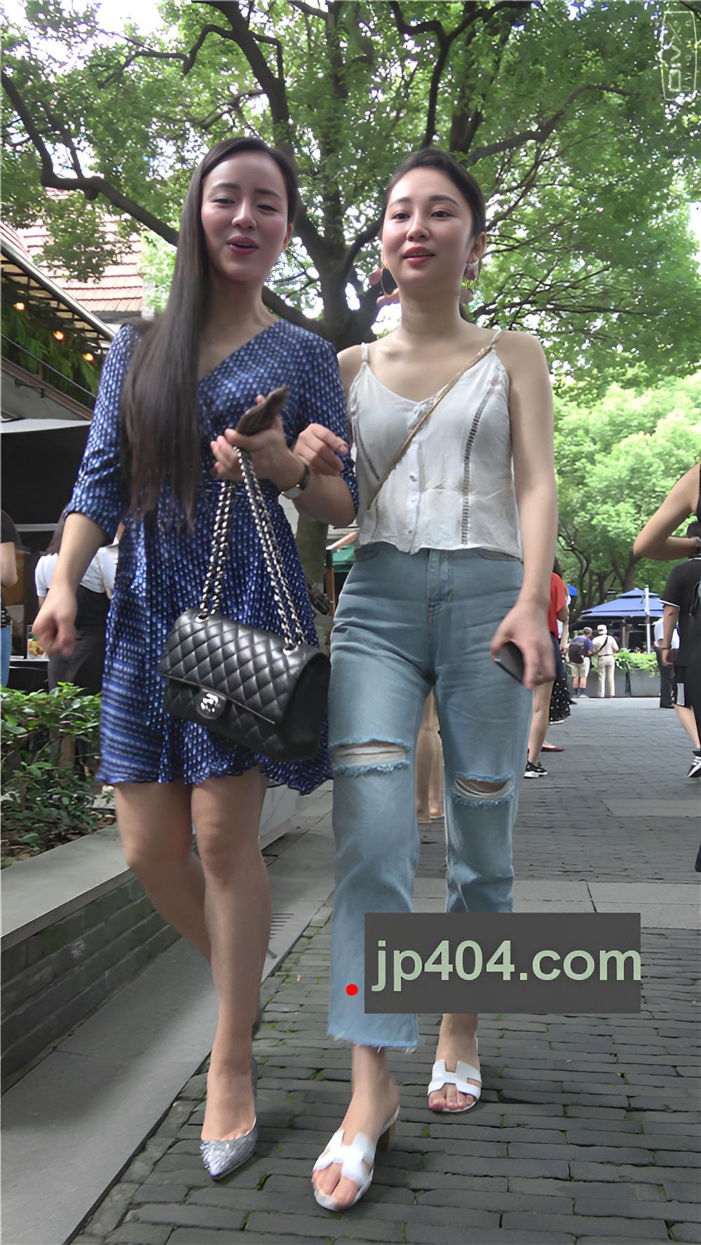 逛街的两个漂亮小美女[2.04G/MP4]