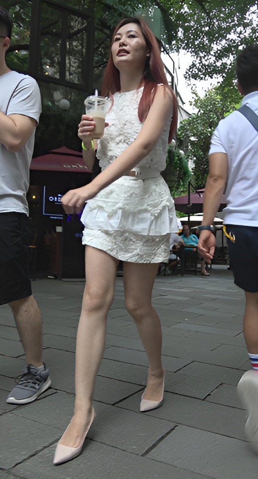 喝着奶茶的白色连体裙美女[1.12G/MP4]