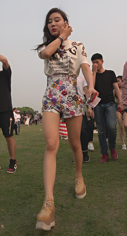 漂亮的高腰气质美女[941M/MP4]