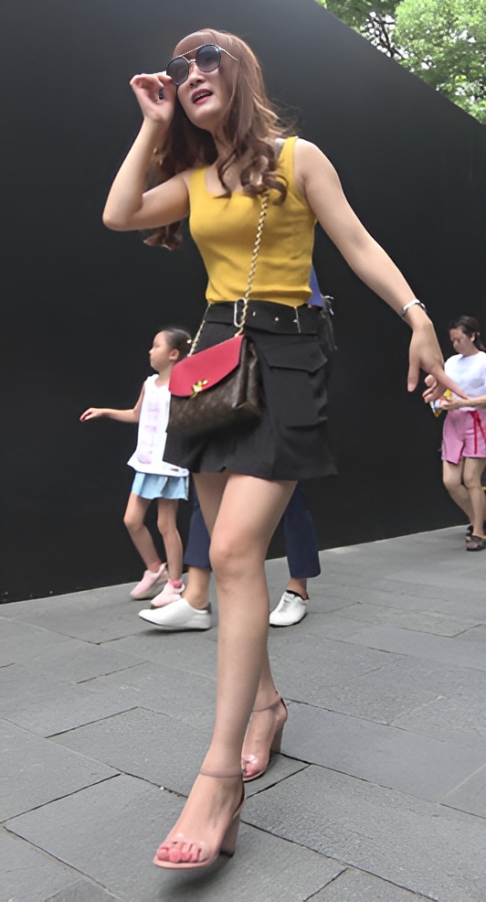 黄衣黑裙小美女[1.08G/MP4]