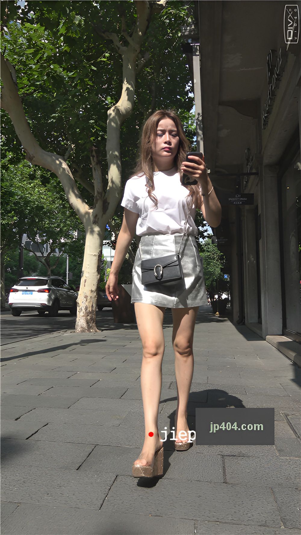 银色皮裙裸腿小姐姐[1.55G/MP4]