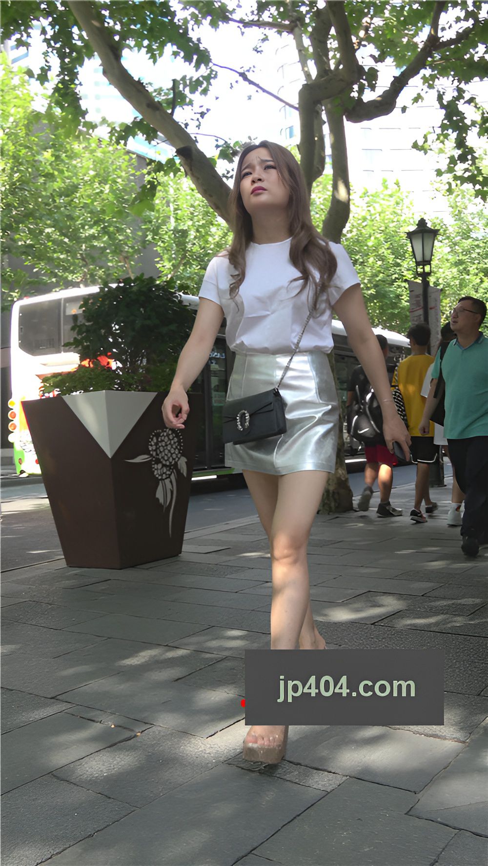 银色皮裙裸腿小姐姐[1.55G/MP4]