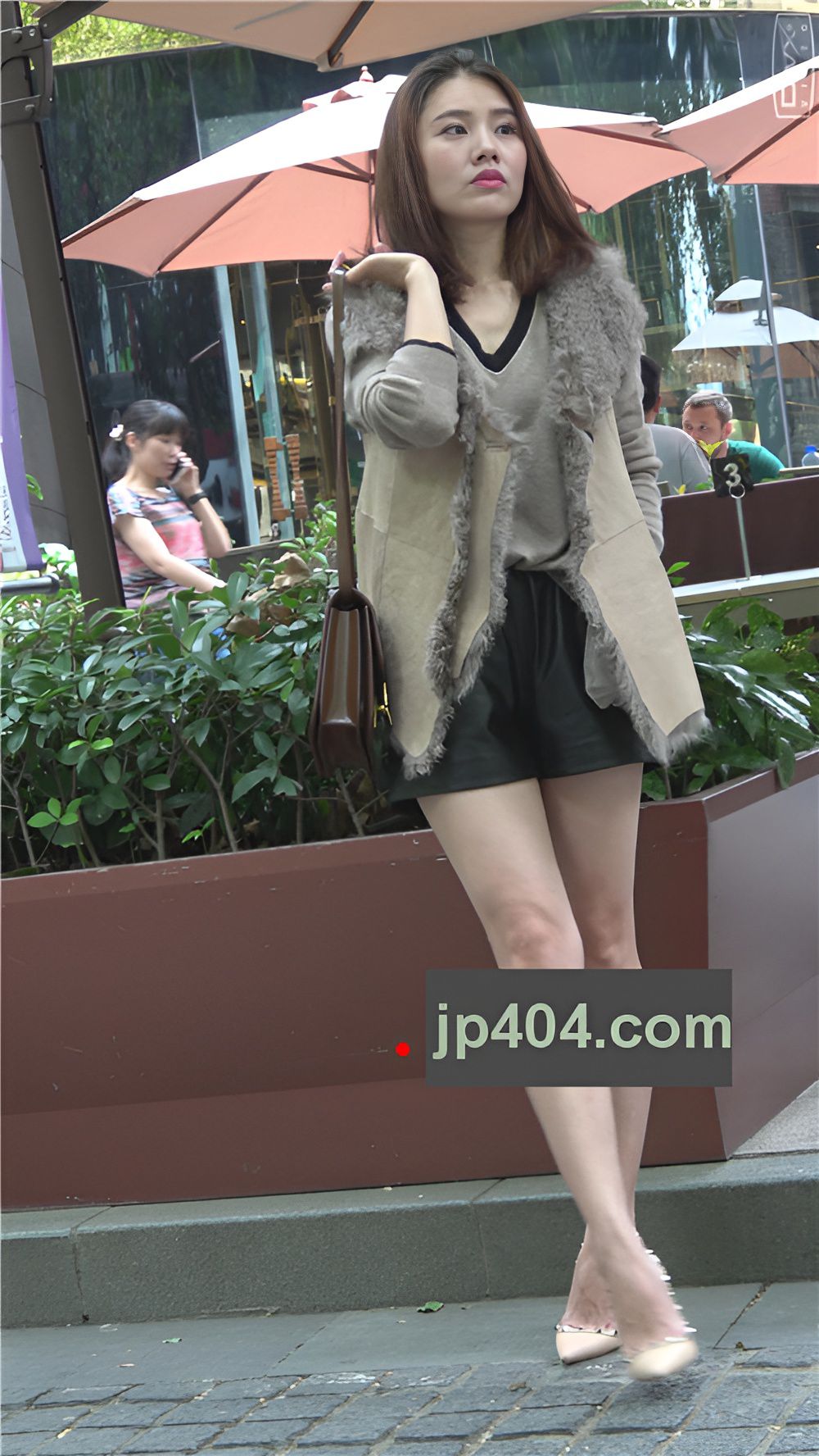 漂亮的白嫩美腿气质美女一[1.35G/MP4]