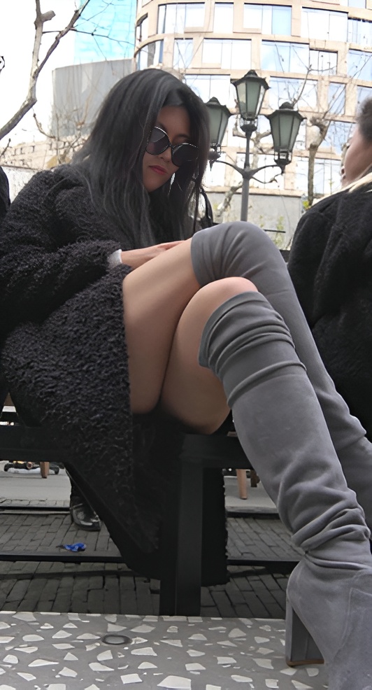 玩手机的丰满墨镜美女[1.32G/MP4]