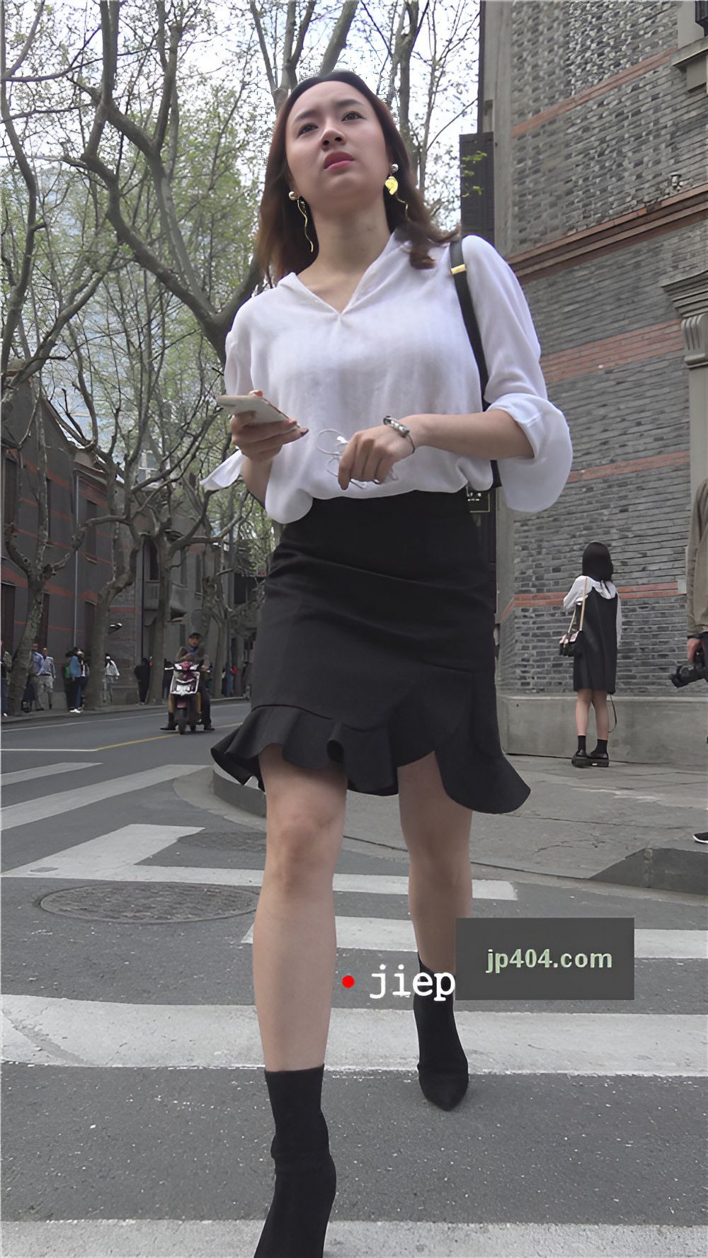 白衣黑靴美女[515M/MP4]