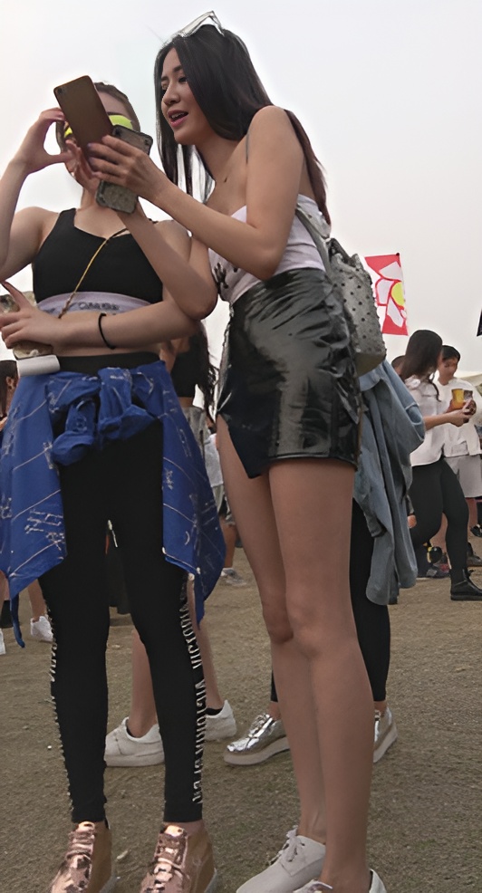 漂亮的小皮裙开叉美女[1.74G/MP4]