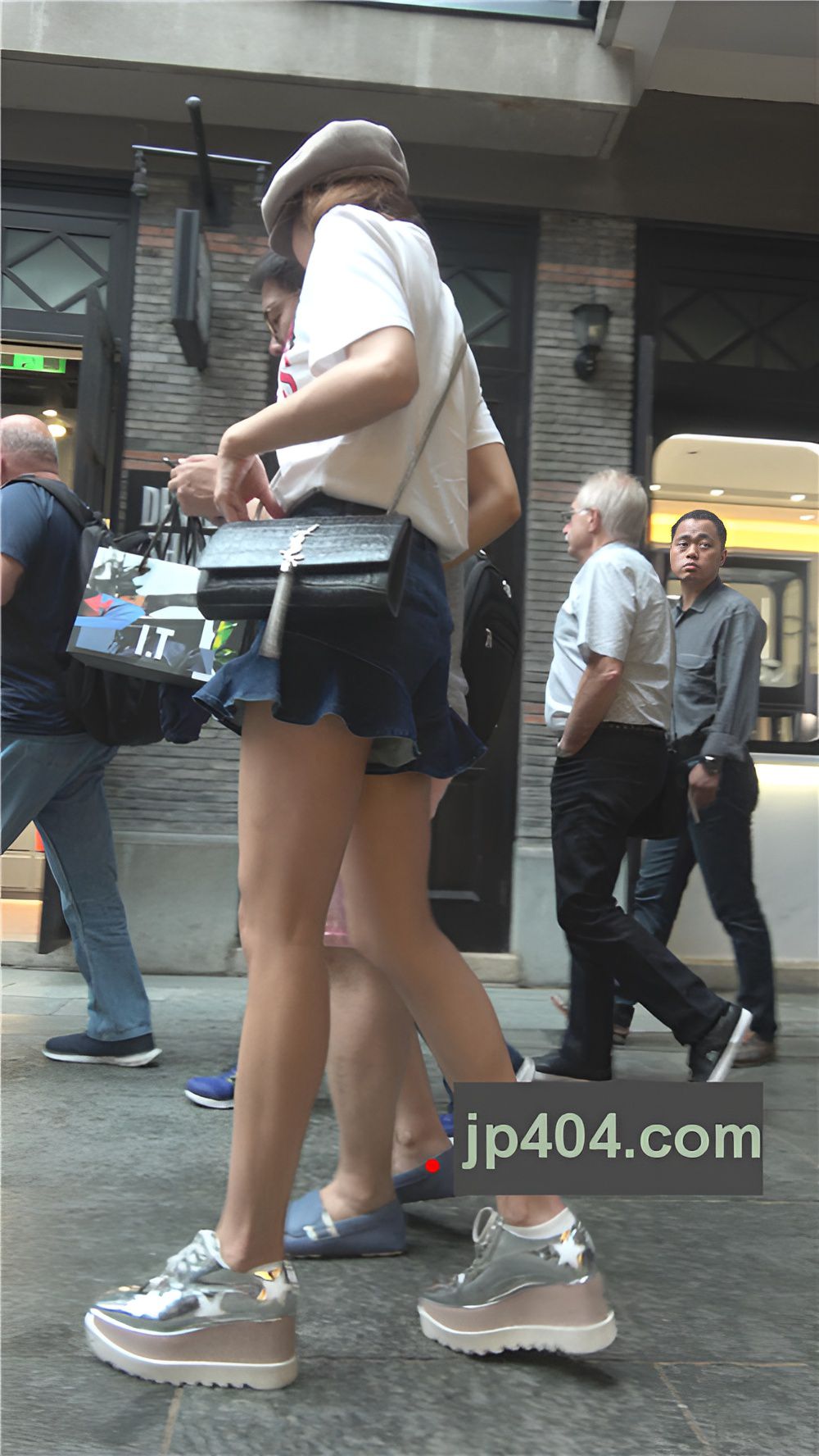 戴着帽子的裤裙美女[1.96G/MP4]