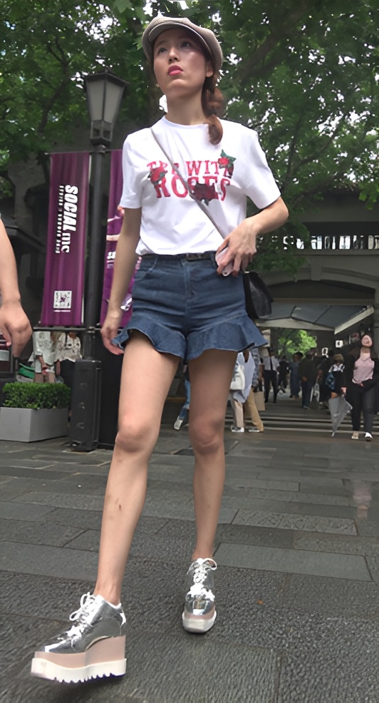 戴着帽子的裤裙美女[1.96G/MP4]