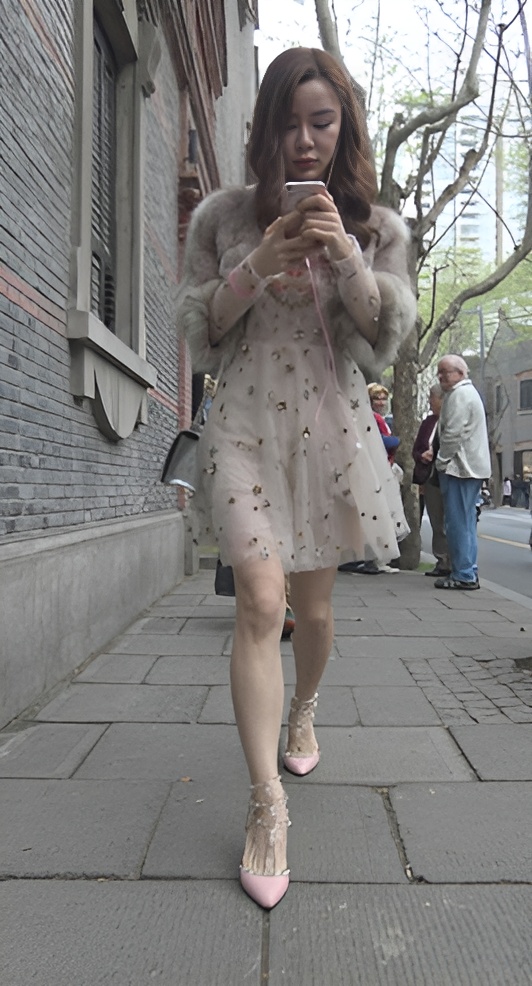 玩手机的漂亮时尚美女[464M/MP4]