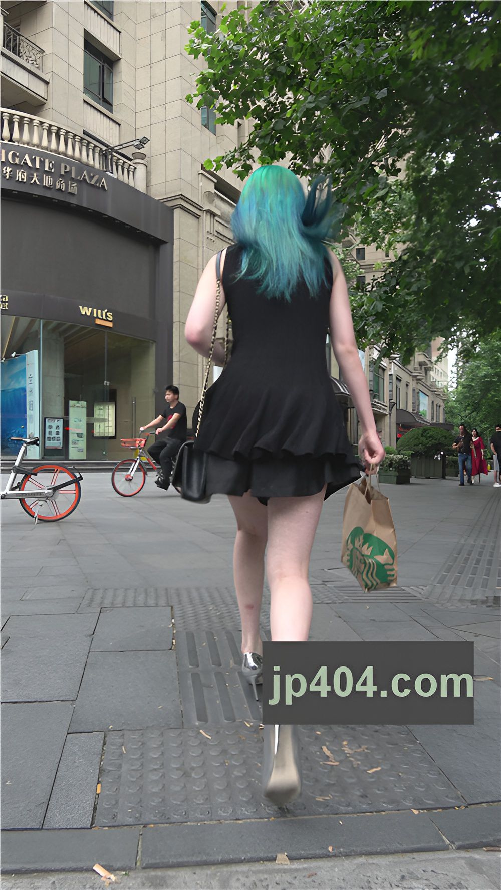 染了头发的黑色连衣裙美女[659M/MP4]