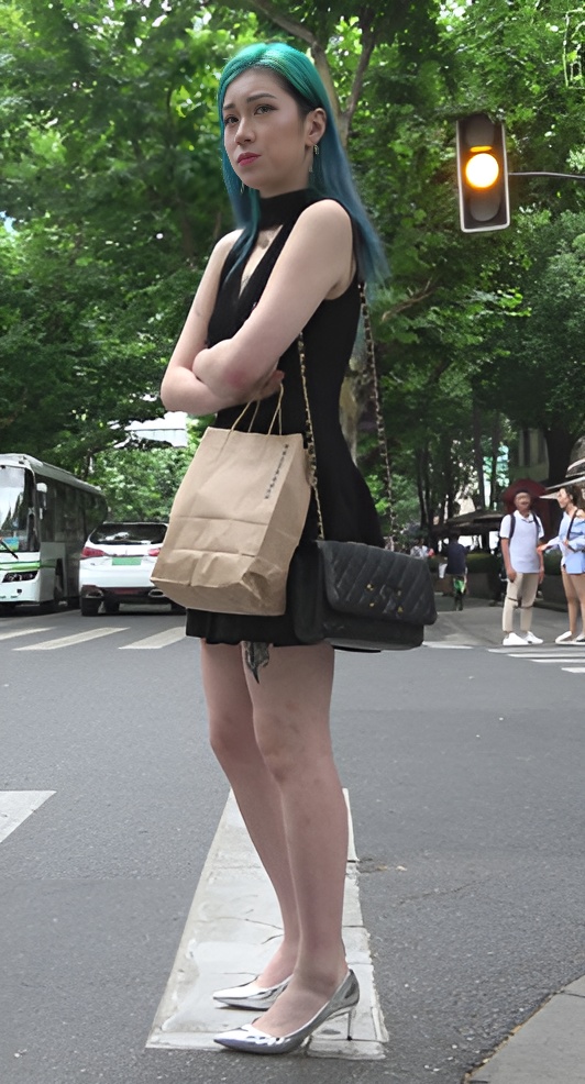 染了头发的黑色连衣裙美女[659M/MP4]