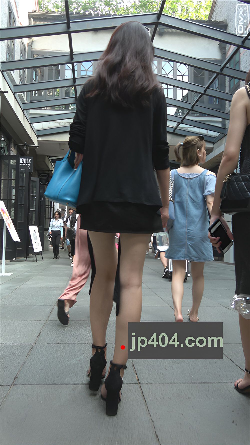 黑裙妹子[1.1G/MP4]