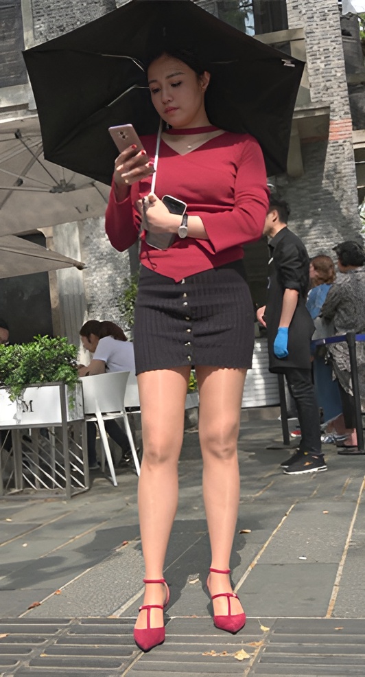 打着伞的红衣小姐姐[1.56G/MP4]