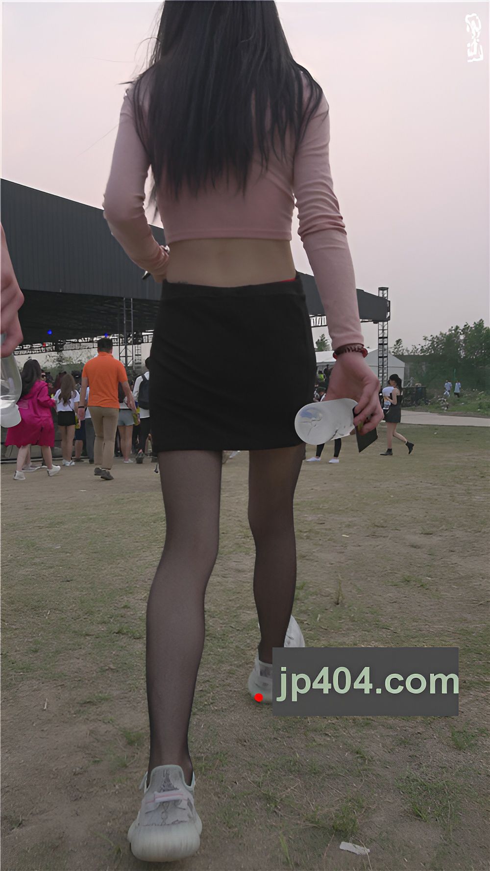 戴着墨镜的黑丝小姐姐[947M/MP4]