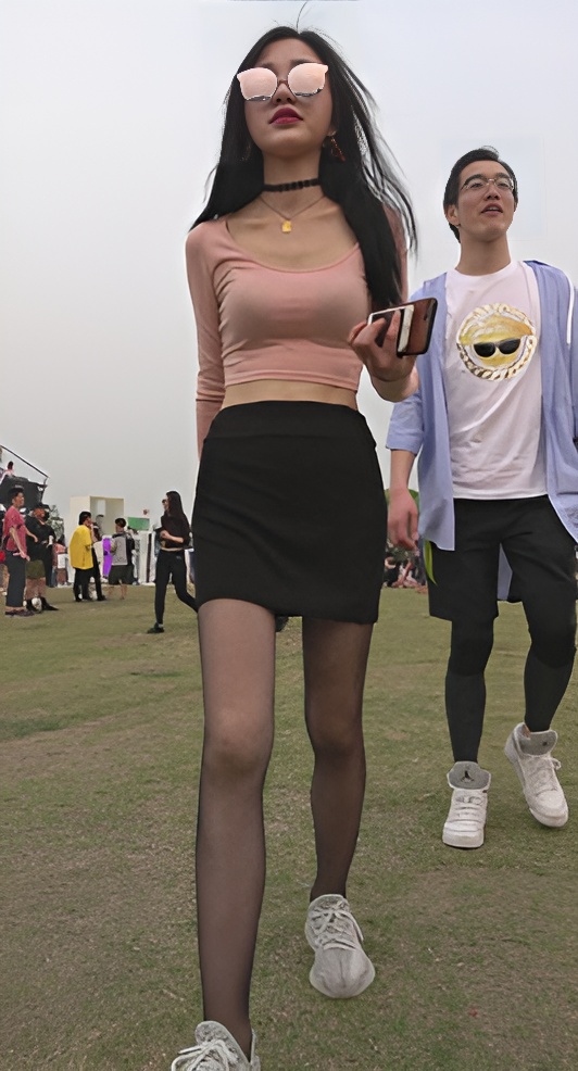 戴着墨镜的黑丝小姐姐[947M/MP4]