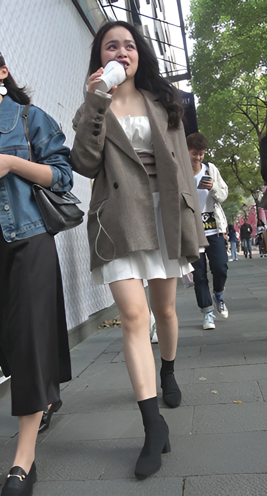 喝着奶茶的小姐姐[1.4G/MP4]