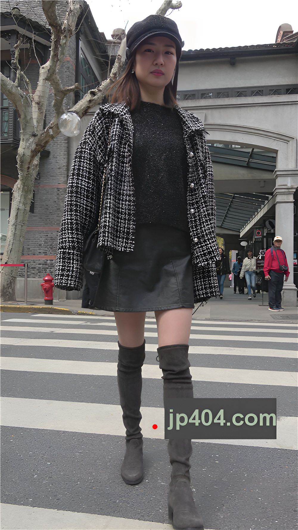 街拍高靴皮裙小姐姐[599M/MP4]