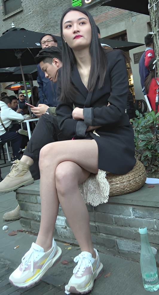 路边漂亮的红唇美女[1.47G/MP4]