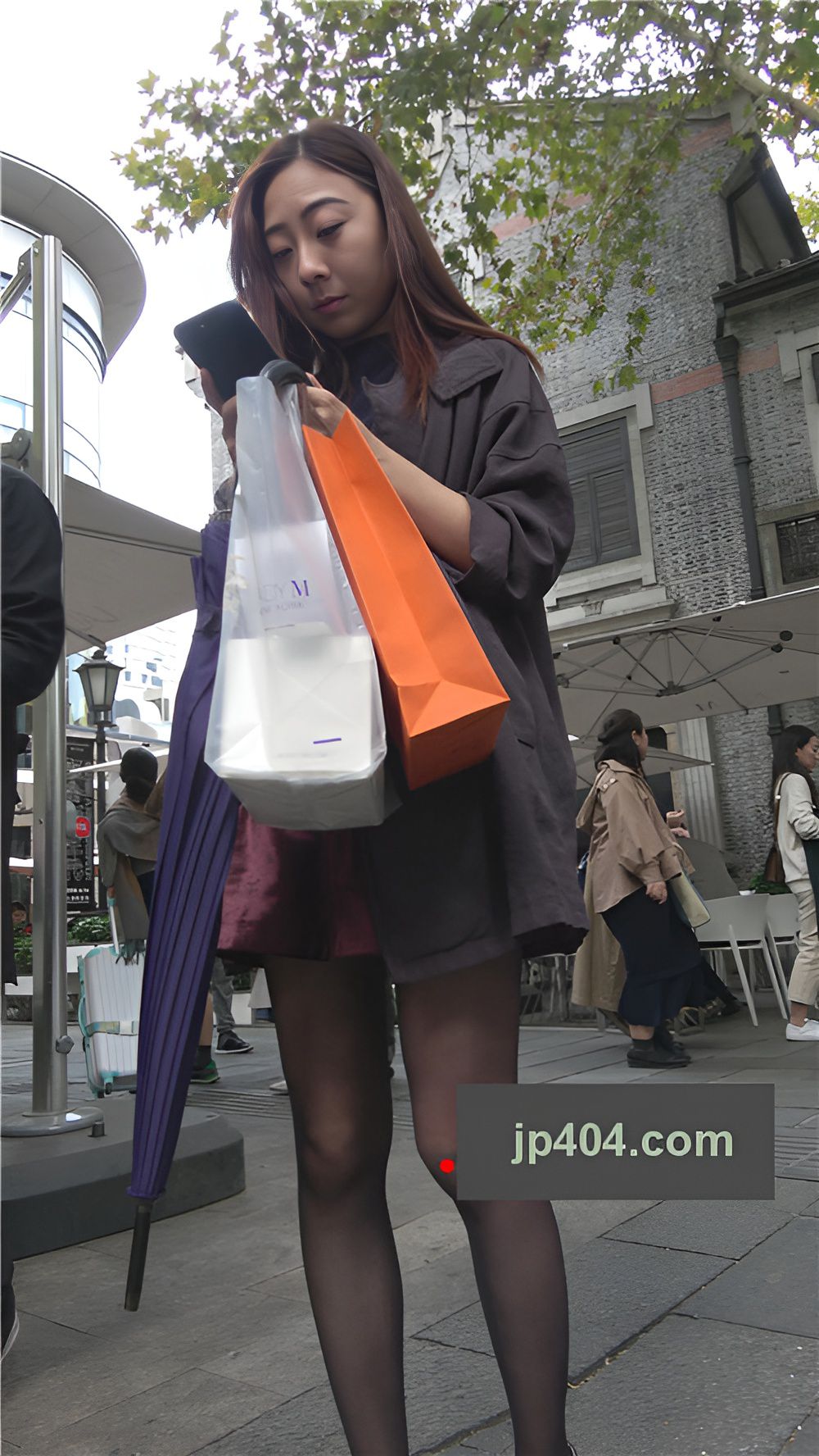 拿着伞的黑丝美女美女[1.34G/MP4]