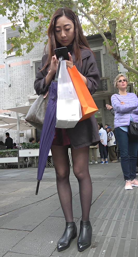 拿着伞的黑丝美女美女[1.34G/MP4]