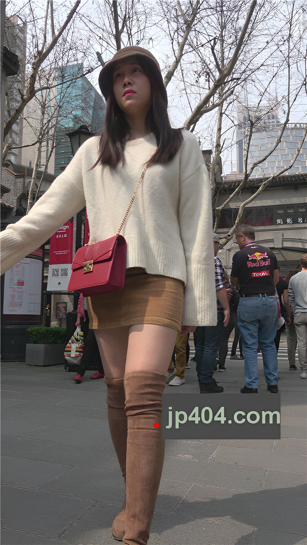 漂亮还有气质的高靴美女[823M/MP4]