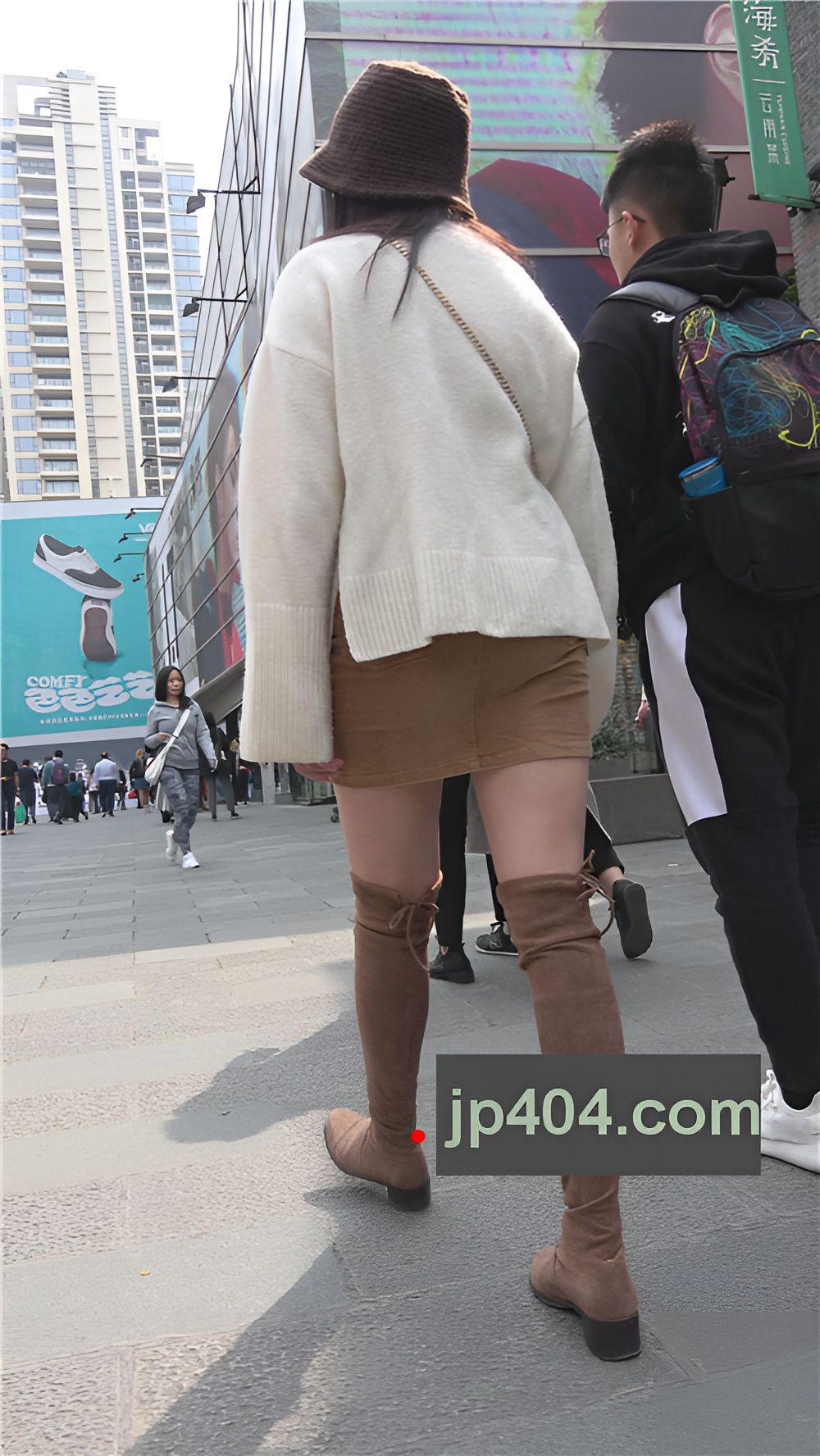 漂亮还有气质的高靴美女[823M/MP4]