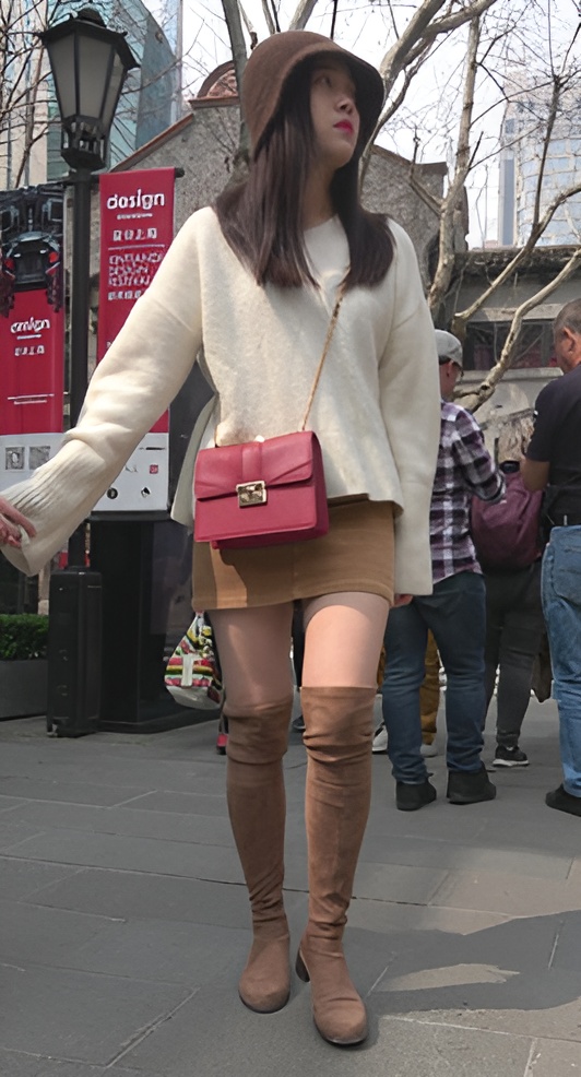 漂亮还有气质的高靴美女[823M/MP4]