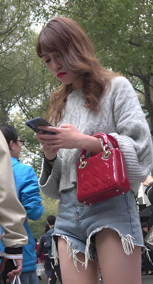 牛仔热裤高靴美女[2.32G/MP4]