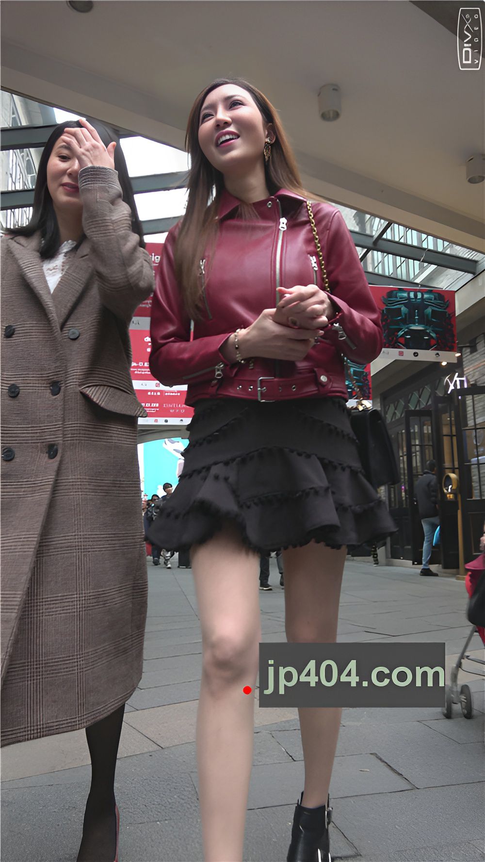 靓丽的红色皮衣美女[2.25G/MP4]