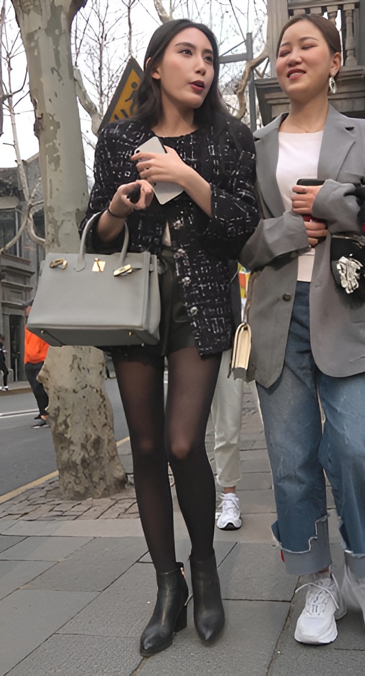 漂亮的黑丝美女[1.42G/MP4]