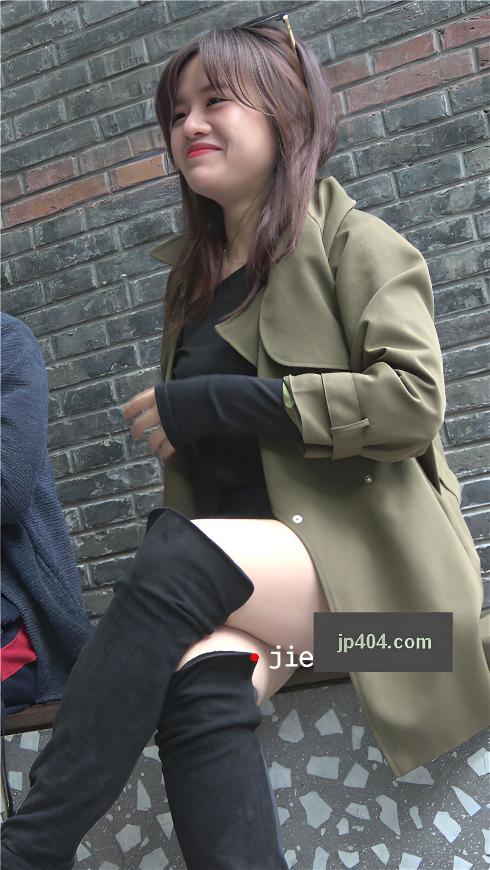 坐在台阶上的高靴小皮裙美女[1.22G/MP4]