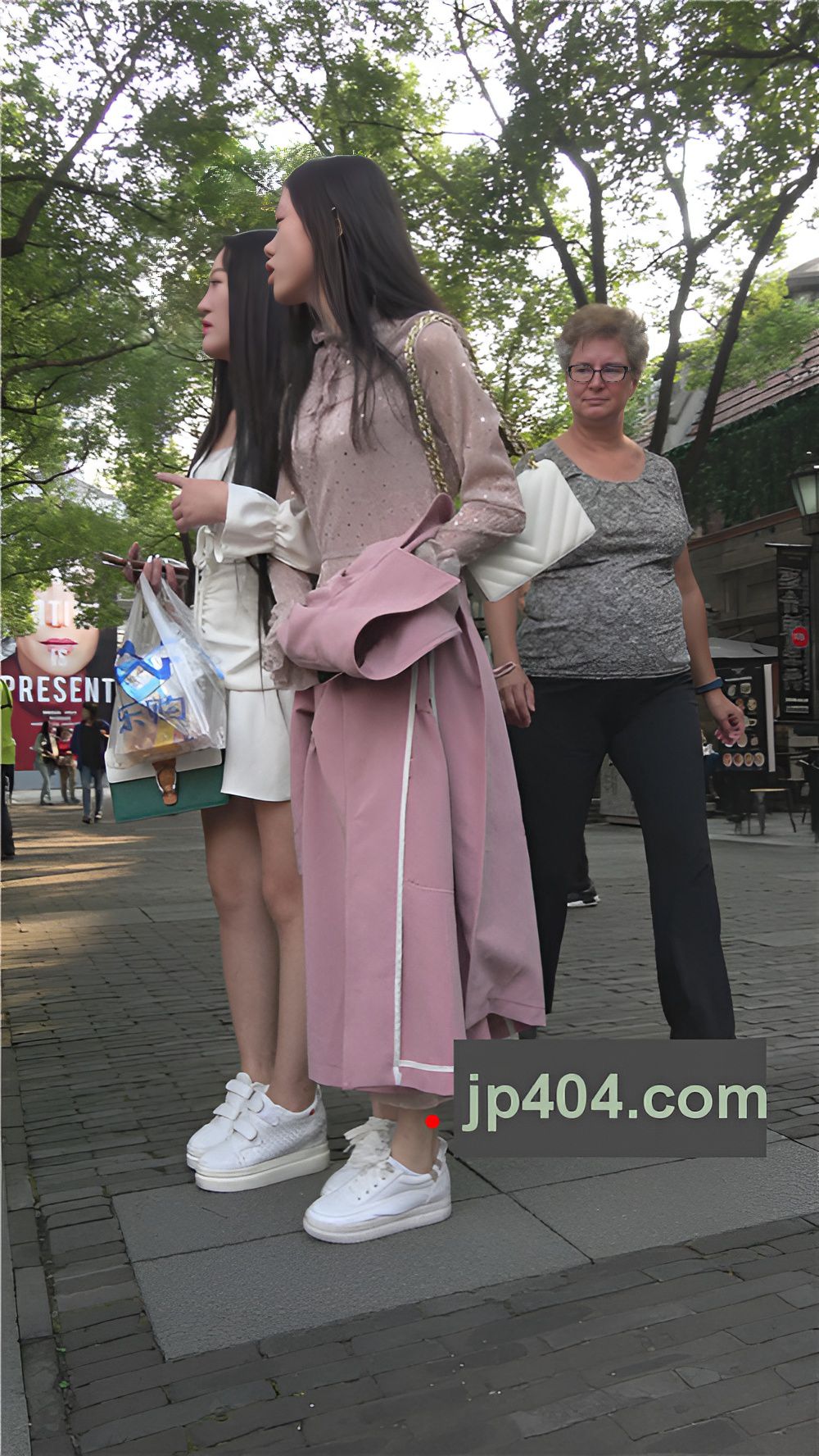 长发齐腰小姐姐[566M/MP4]