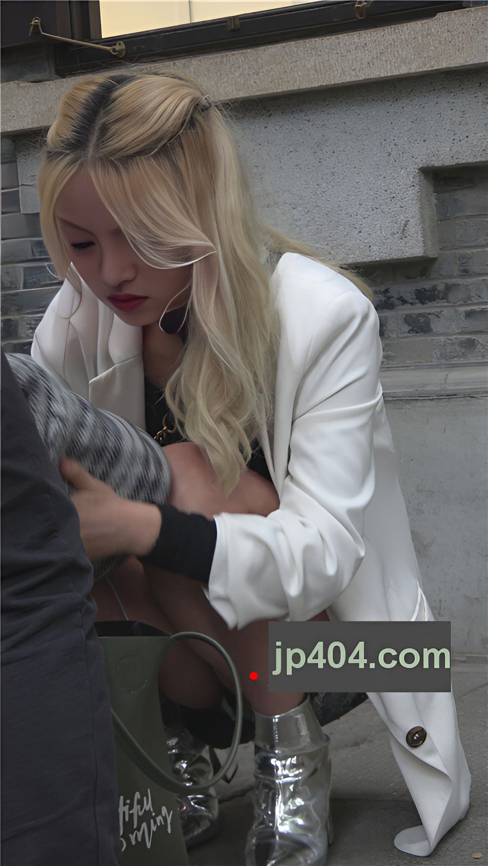 时尚的黄发银裙MM[1.31G/MP4]