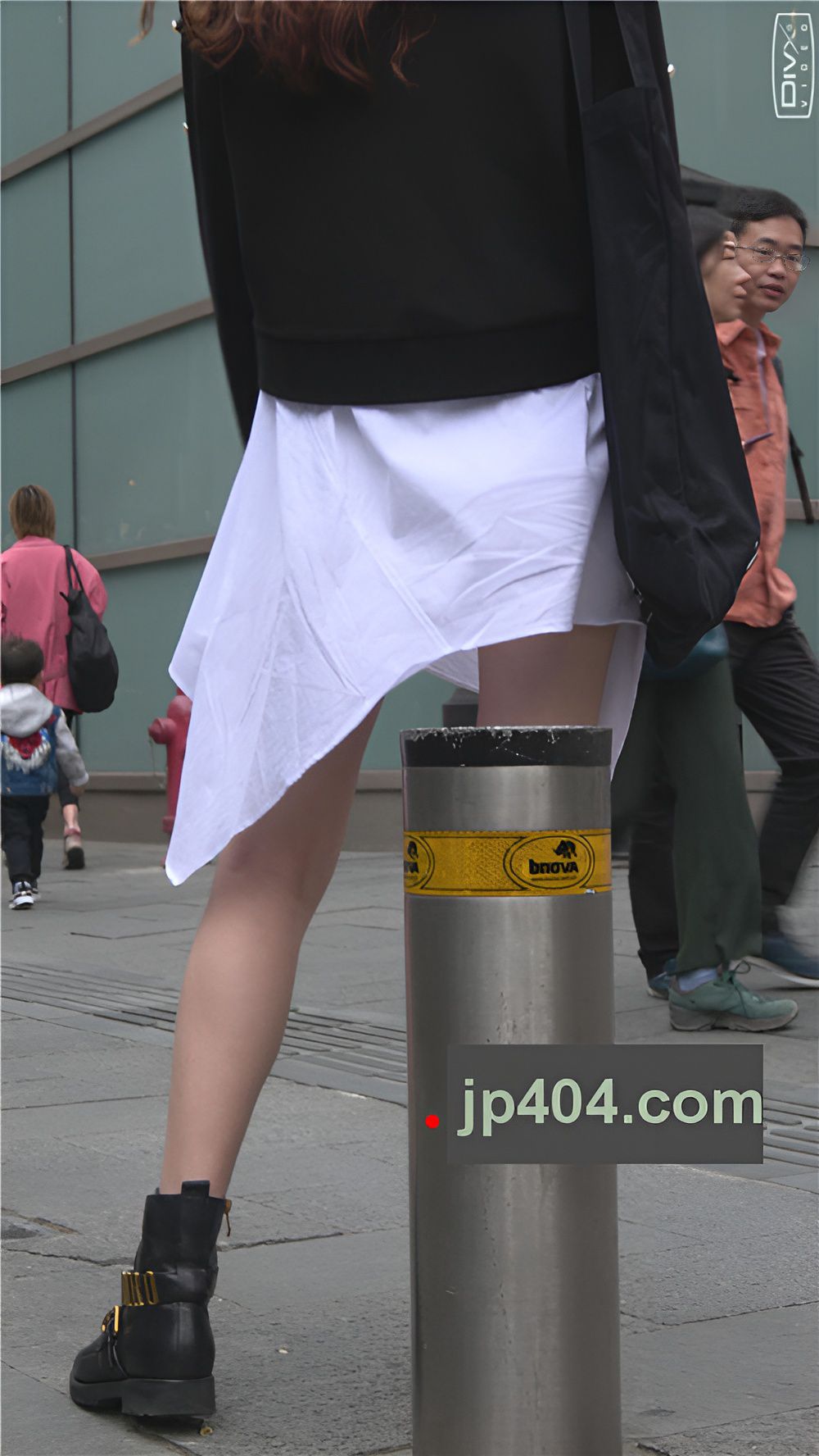 街拍漂亮的白裙美女[1.52G/MP4]