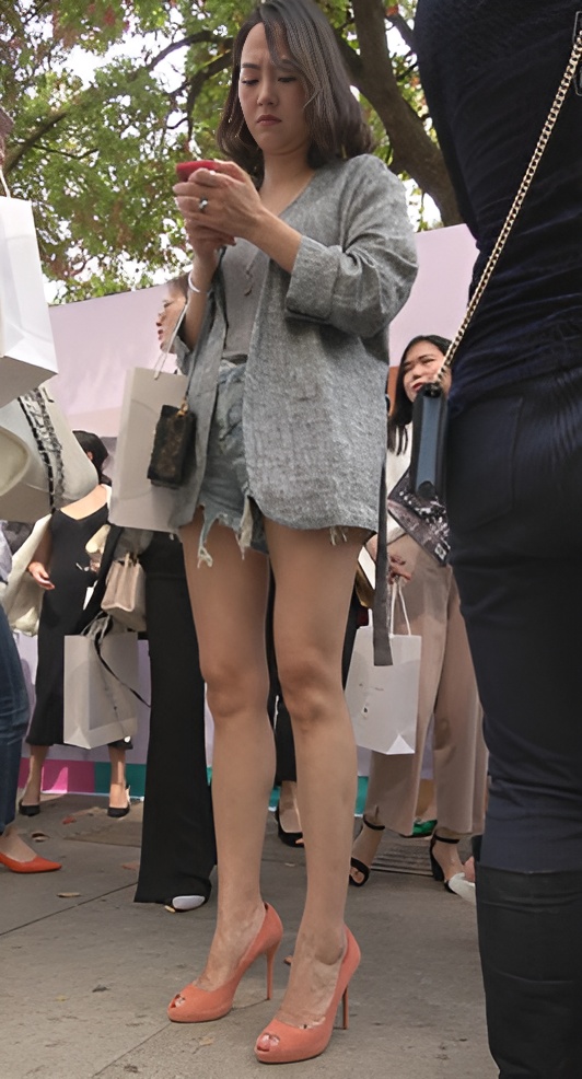 玩手机的牛仔热裤美女[715M/MP4]