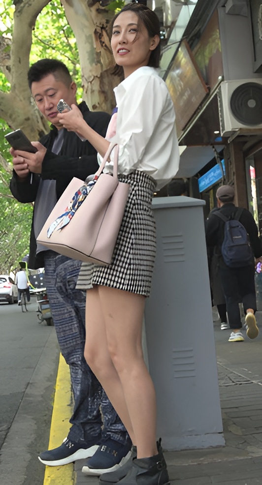 路边玩手机的长腿美女[586M/MP4]