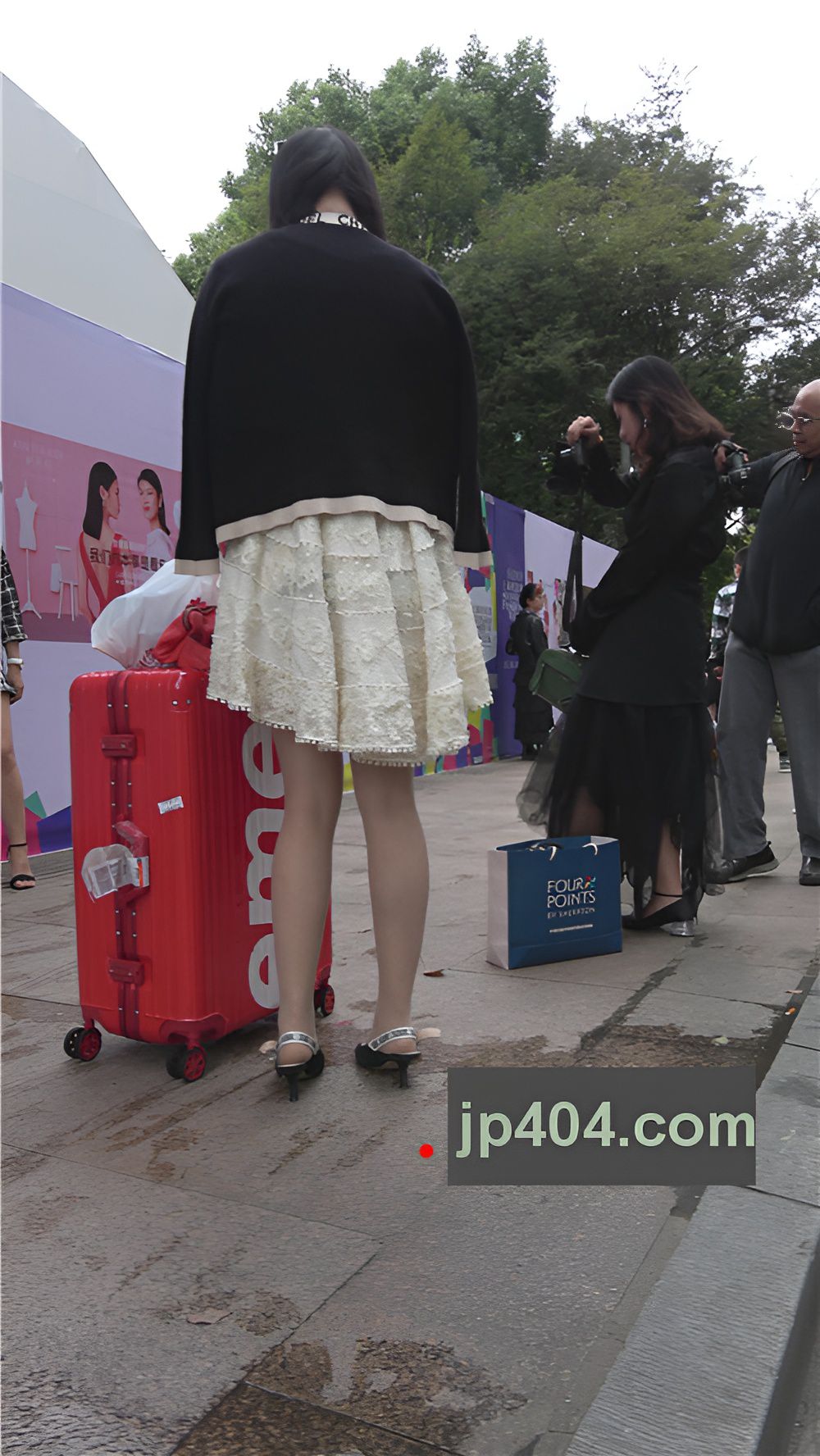 白色连衣裙肉丝美女[1.69G/MP4]