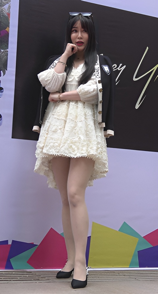 白色连衣裙肉丝美女[1.69G/MP4]