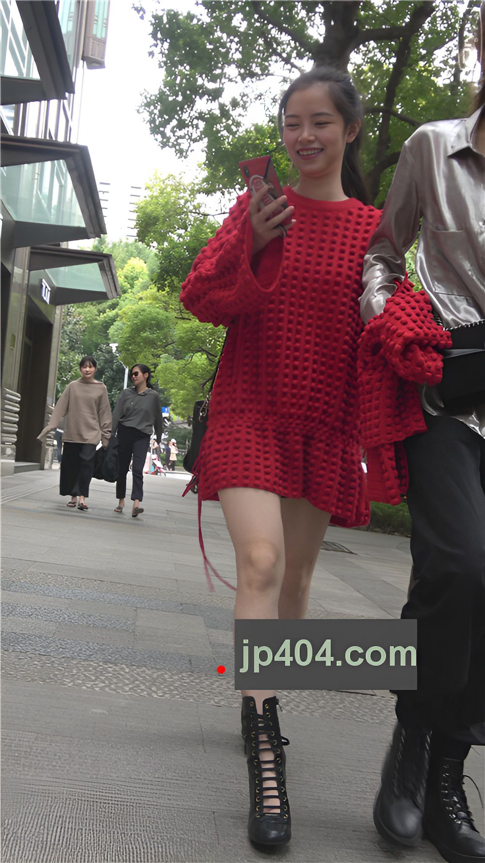 漂亮的红色连体衣小姐姐[639M/MP4]