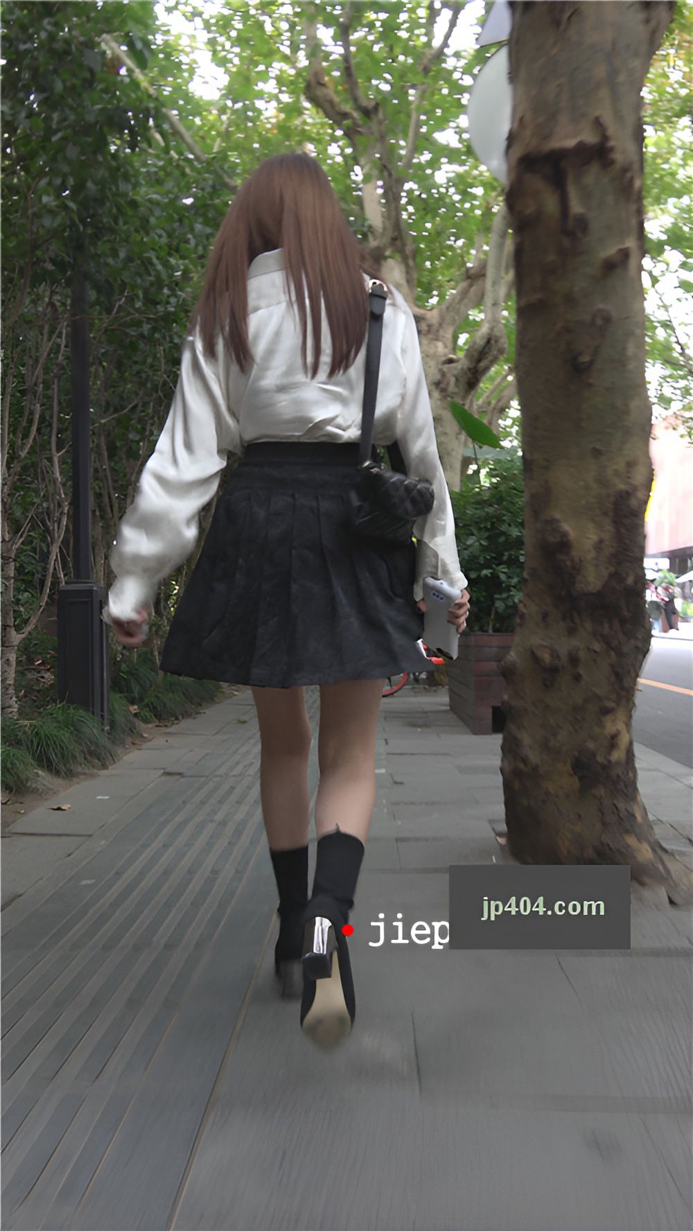 漂亮的白裙美女[398M/MP4]