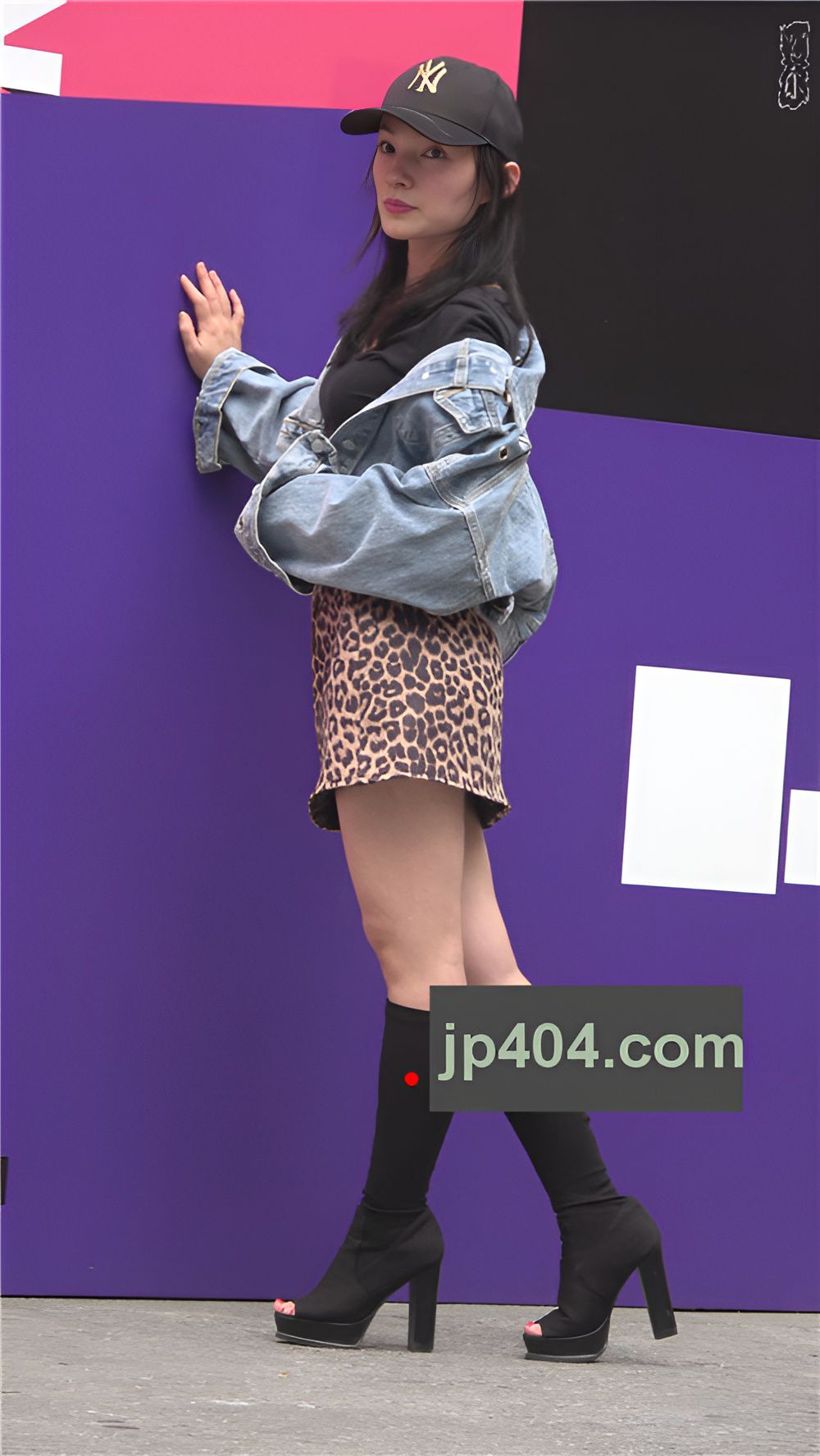 戴着鸭舌帽的豹纹裙美女[1.2G/MP4]