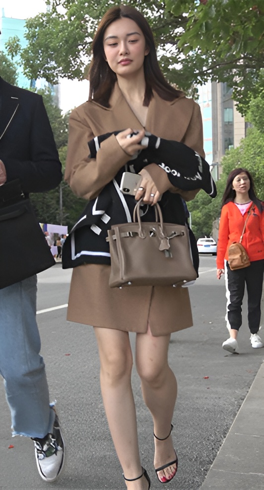 气质漂亮的美女[624M/MP4]