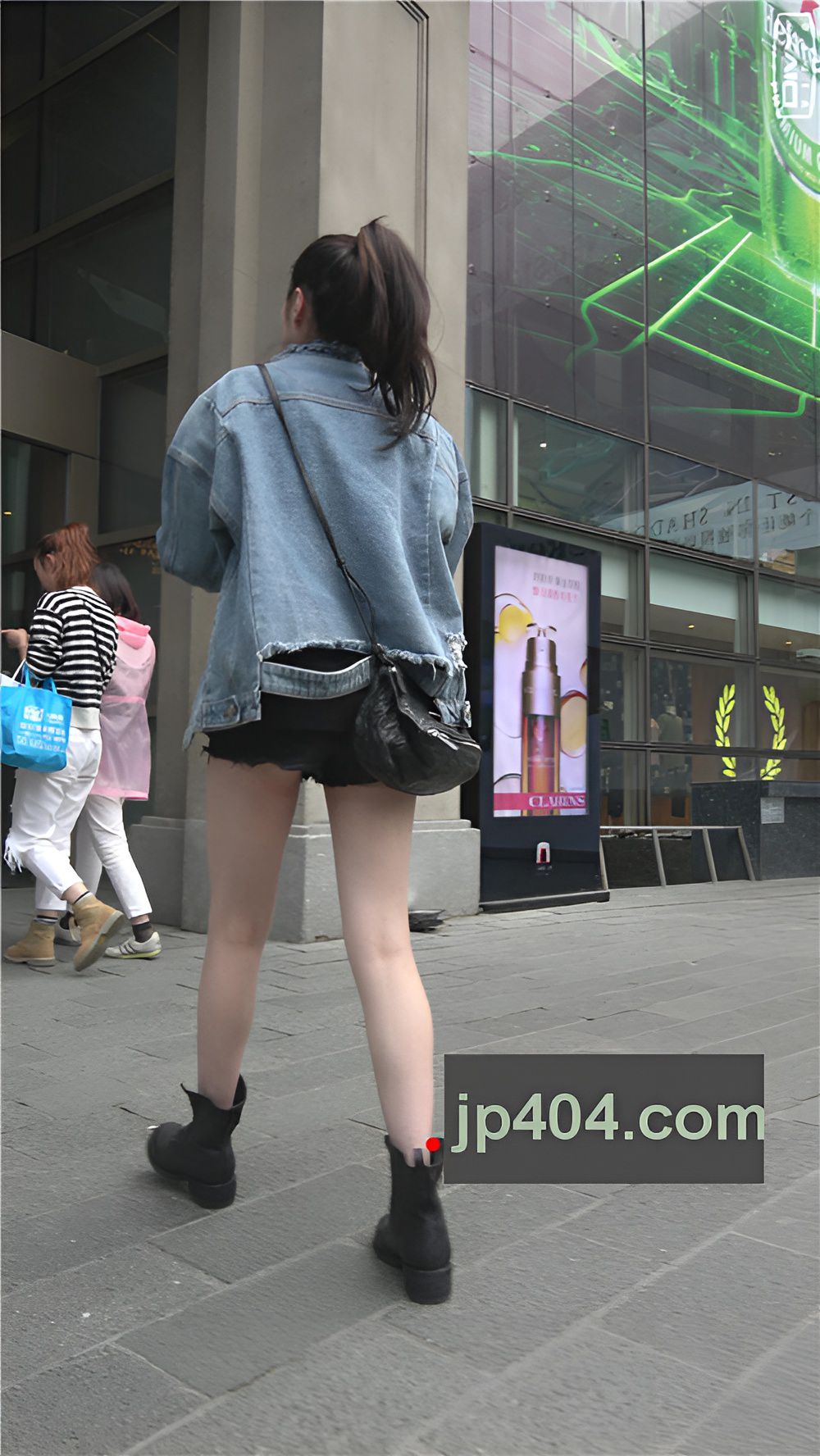 漂亮的黑色热裤白腿美女[1.15G/MP4]