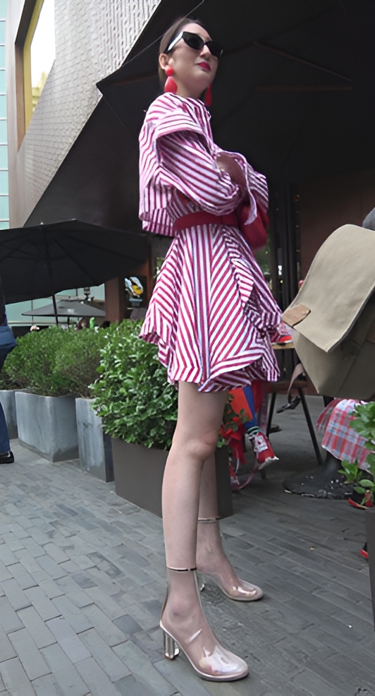 戴着墨镜酷酷的连衣裙小姐姐[1.05G/MP4]